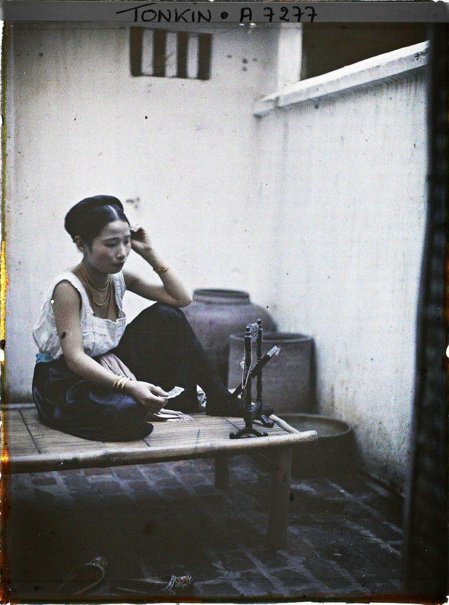 Loạt ảnh màu về người đẹp Hà Nội năm 1915 qua ống kính người Pháp - Hình 10 Loat anh mau ve nguoi dep Ha Noi nam 1915 qua ong kinh nguoi Phap-Hinh-10