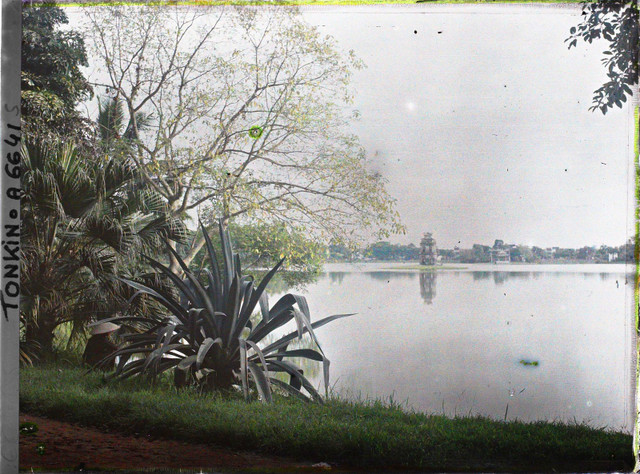 Hồ Hoàn Kiếm - đền Ngọc Sơn cực khác lạ trong ảnh màu năm 1915 - Hình 2 Ho Hoan Kiem - den Ngoc Son cuc khac la trong anh mau nam 1915-Hinh-2