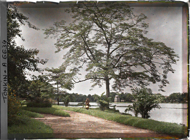 Hồ Hoàn Kiếm - đền Ngọc Sơn cực khác lạ trong ảnh màu năm 1915 Ho Hoan Kiem - den Ngoc Son cuc khac la trong anh mau nam 1915