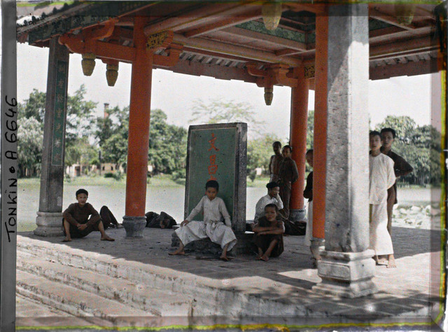 Hồ Hoàn Kiếm - đền Ngọc Sơn trông khác lạ trong ảnh màu 1915 - Hình 4 Ho Hoan Kiem - den Ngoc Son trong khac la trong anh mau 1915-Hinh-4