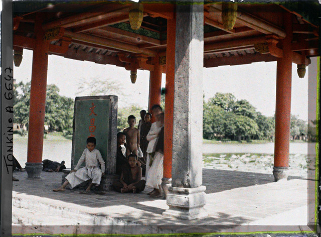 Hồ Hoàn Kiếm - đền Ngọc Sơn trông khác lạ trong ảnh màu 1915 - Hình 5 Ho Hoan Kiem - den Ngoc Son trong khac la trong anh mau 1915-Hinh-5