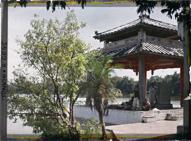 Hồ Hoàn Kiếm - đền Ngọc Sơn trông khác lạ trong ảnh màu 1915 - Hình 3 Ho Hoan Kiem - den Ngoc Son trong khac la trong anh mau 1915-Hinh-3