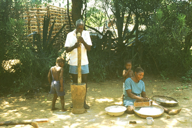 Mozambique năm 1979-1982 qua loạt ảnh sống động - Hình 10 Mozambique nam 1979-1982 qua loat anh song dong-Hinh-10
