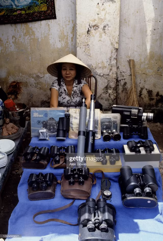 Nhìn lại những thứ bày bán trên vỉa hè TP HCM năm 1983 - Hình 6 Nhin lai nhung thu bay ban tren via he TP HCM nam 1983-Hinh-6