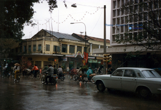 Loạt ảnh quý về thủ đô Hà Nội năm 1991 - Hình 6 Loat anh quy ve thu do Ha Noi nam 1991-Hinh-6