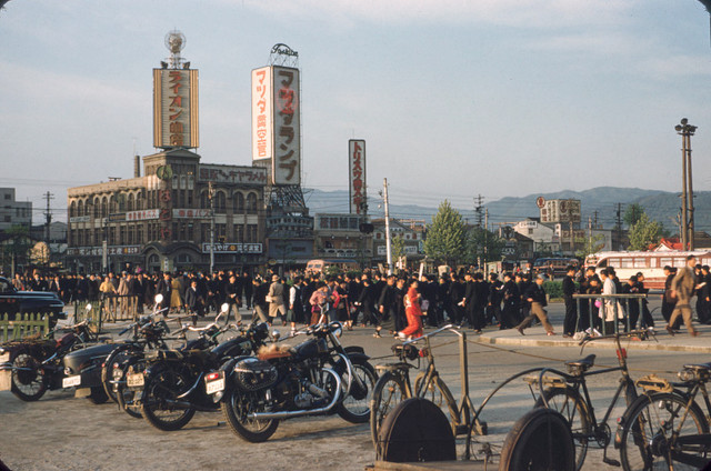 Khám phá đất nước Nhật Bản năm 1954 đầy màu sắc - Hình 7 Kham pha dat nuoc Nhat Ban nam 1954 day mau sac-Hinh-7