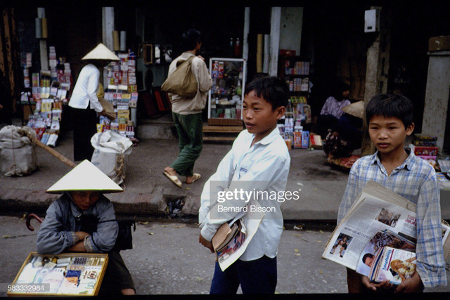 Hà Nội năm 1993 nhộn nhịp với loạt ảnh quý - Hình 7 Ha Noi nam 1993 nhon nhip voi loat anh quy-Hinh-7