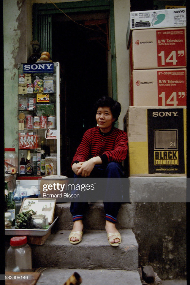 Hà Nội năm 1993 nhộn nhịp với loạt ảnh quý - Hình 12 Ha Noi nam 1993 nhon nhip voi loat anh quy-Hinh-12