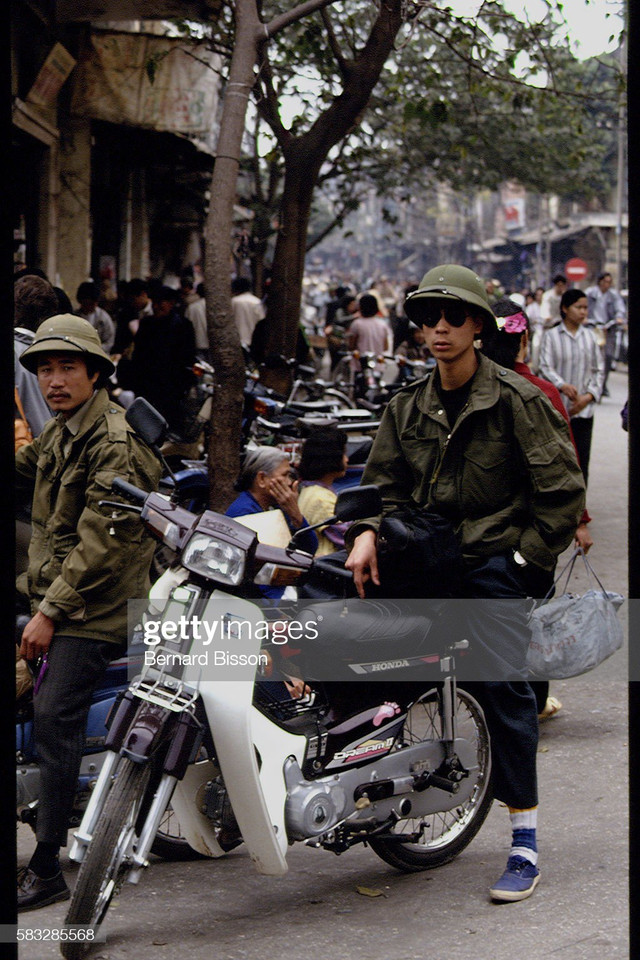 Hà Nội năm 1993 nhộn nhịp với loạt ảnh quý - Hình 9 Ha Noi nam 1993 nhon nhip voi loat anh quy-Hinh-9