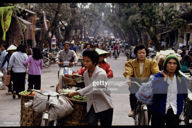 Hà Nội năm 1993 nhộn nhịp với loạt ảnh quý - Hình 2 Ha Noi nam 1993 nhon nhip voi loat anh quy-Hinh-2