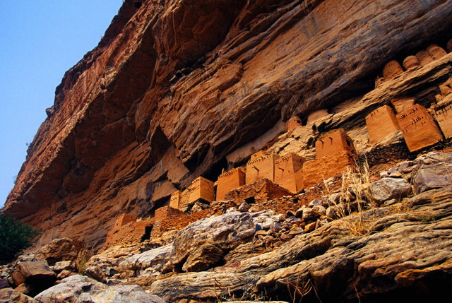 Kỳ lạ ngôi làng trên vách đá ở Tây Phi - Hình 11 Ky la ngoi lang tren vach da o Tay Phi-Hinh-11