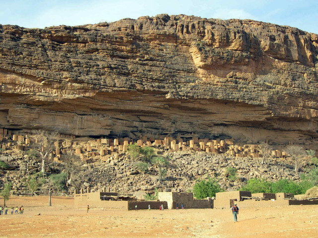 Kỳ lạ ngôi làng trên vách đá ở Tây Phi - Hình 12 Ky la ngoi lang tren vach da o Tay Phi-Hinh-12
