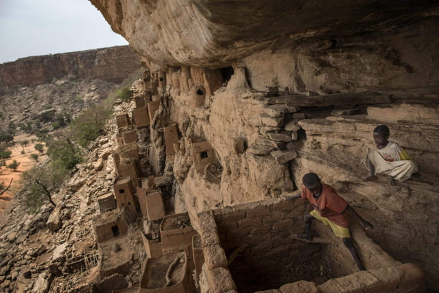 Kỳ lạ ngôi làng trên vách đá ở Tây Phi - Hình 10 Ky la ngoi lang tren vach da o Tay Phi-Hinh-10