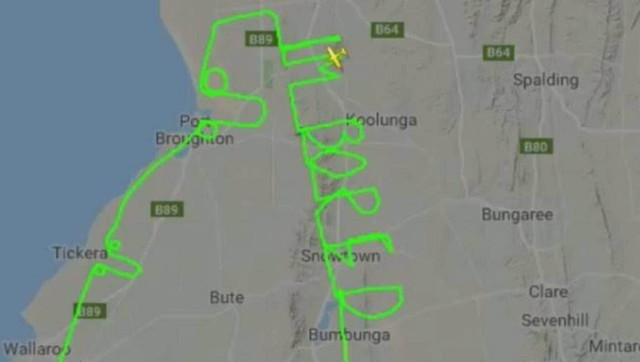 Phi công 'vẽ' những hình ảnh đặc biệt trên bầu trời - Hình 5 Phi cong 've' nhung hinh anh dac biet tren bau troi-Hinh-5