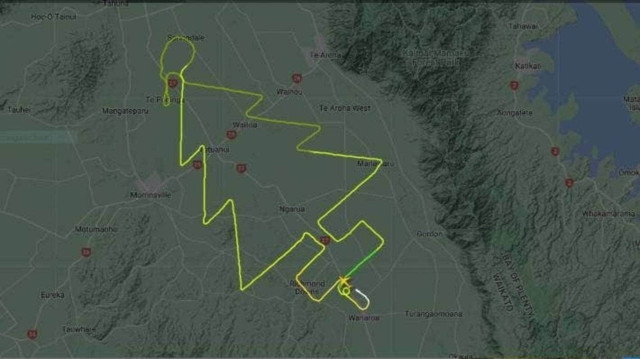 Phi công 'vẽ' những hình ảnh đặc biệt trên bầu trời - Hình 2 Phi cong 've' nhung hinh anh dac biet tren bau troi-Hinh-2