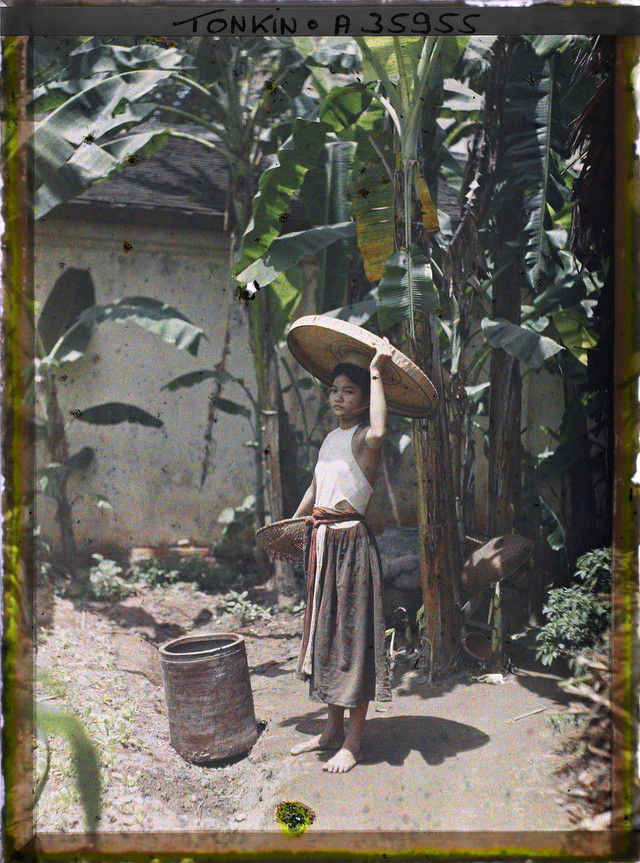 Phụ nữ nông thôn Bắc Bộ năm 1921 đẹp mộc mạc qua loạt ảnh màu hiếm - Hình 3 Phu nu nong thon Bac Bo nam 1921 dep moc mac qua loat anh mau hiem-Hinh-3