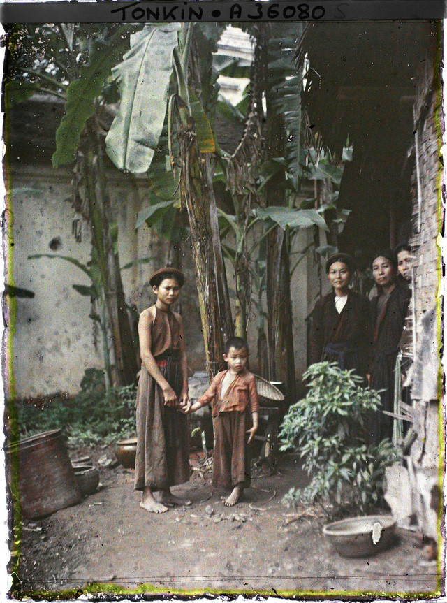 Phụ nữ nông thôn Bắc Bộ năm 1921 đẹp mộc mạc qua loạt ảnh màu hiếm - Hình 7 Phu nu nong thon Bac Bo nam 1921 dep moc mac qua loat anh mau hiem-Hinh-7