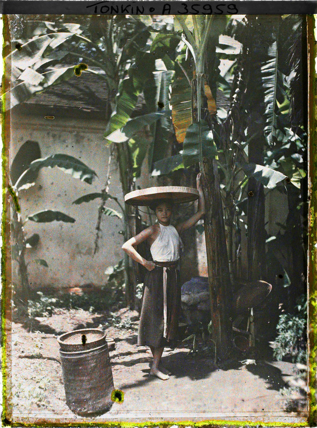 Phụ nữ nông thôn Bắc Bộ năm 1921 đẹp mộc mạc qua loạt ảnh màu hiếm Phu nu nong thon Bac Bo nam 1921 dep moc mac qua loat anh mau hiem