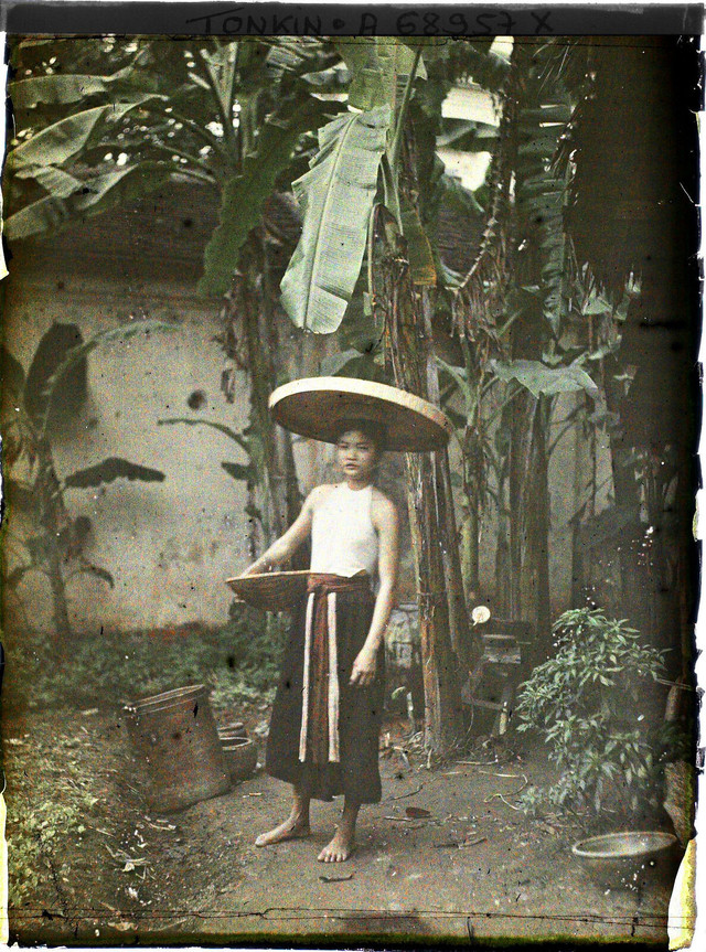 Phụ nữ nông thôn Bắc Bộ năm 1921 đẹp mộc mạc qua loạt ảnh màu hiếm - Hình 2 Phu nu nong thon Bac Bo nam 1921 dep moc mac qua loat anh mau hiem-Hinh-2