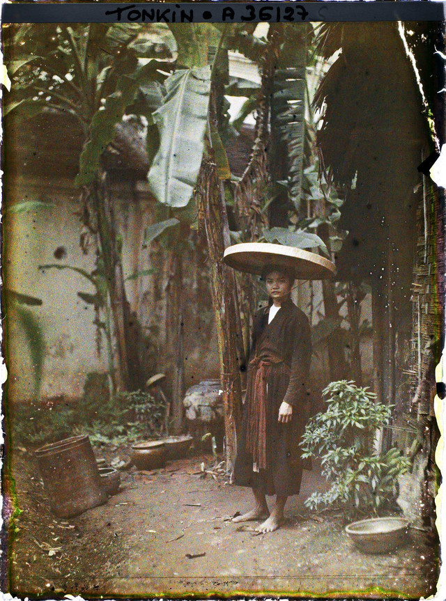 Phụ nữ nông thôn Bắc Bộ năm 1921 đẹp mộc mạc qua loạt ảnh màu hiếm - Hình 6 Phu nu nong thon Bac Bo nam 1921 dep moc mac qua loat anh mau hiem-Hinh-6