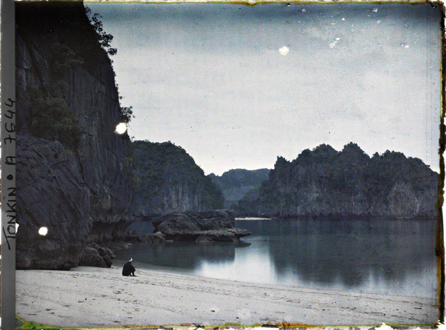 Vịnh Hạ Long đầy lôi cuốn trong ảnh màu năm 1916 - Hình 3 Vinh Ha Long day loi cuon trong anh mau nam 1916-Hinh-3