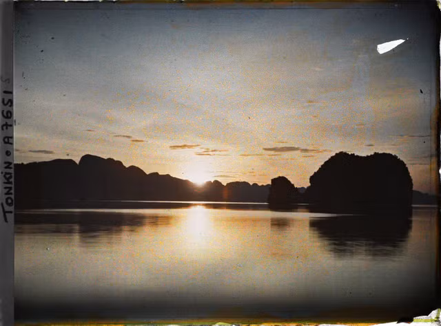 Vinh Ha Long day loi cuon trong anh mau nam 1916-Hinh-11