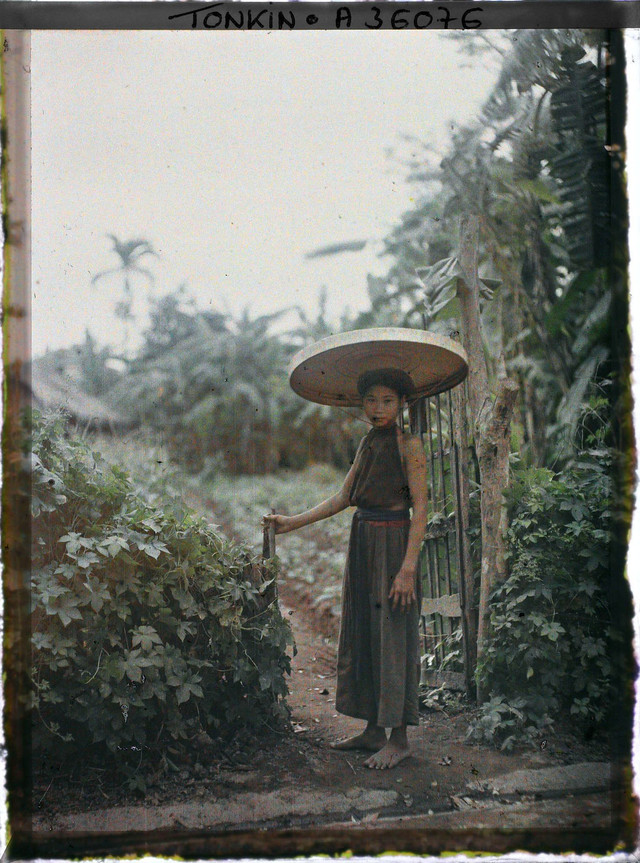 Ảnh màu cực hiếm về phụ nữ nông thôn Bắc Bộ năm 1921 - Hình 3 Anh mau cuc hiem ve phu nu nong thon Bac Bo nam 1921-Hinh-3