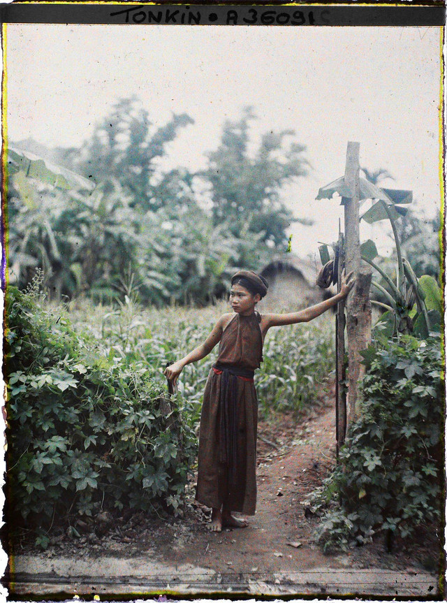 Ảnh màu cực hiếm về phụ nữ nông thôn Bắc Bộ năm 1921 - Hình 4 Anh mau cuc hiem ve phu nu nong thon Bac Bo nam 1921-Hinh-4