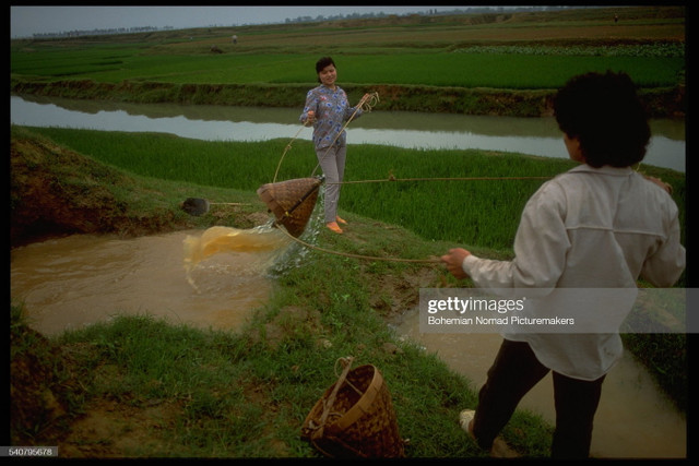Cuộc sống cực nhộn nhịp ở Hà Nội năm 1991 qua ảnh - Hình 10 Cuoc song cuc nhon nhip o Ha Noi nam 1991 qua anh-Hinh-10