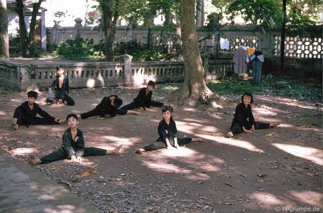 Đền Quán Thánh Hà Nội năm 1993 qua loạt ảnh cực hiếm - Hình 8 Den Quan Thanh Ha Noi nam 1993 qua loat anh cuc hiem-Hinh-8