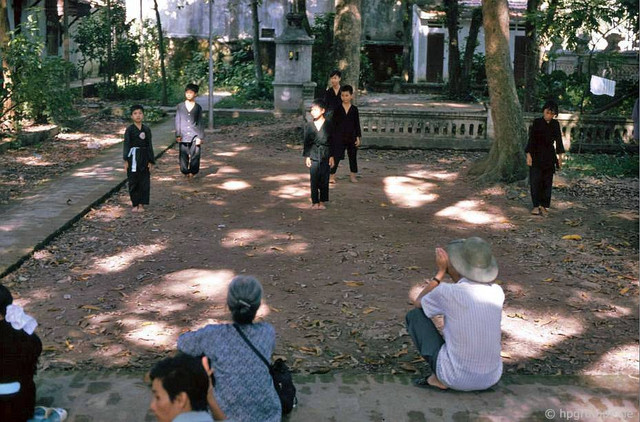 Đền Quán Thánh Hà Nội năm 1993 qua loạt ảnh cực hiếm - Hình 7 Den Quan Thanh Ha Noi nam 1993 qua loat anh cuc hiem-Hinh-7