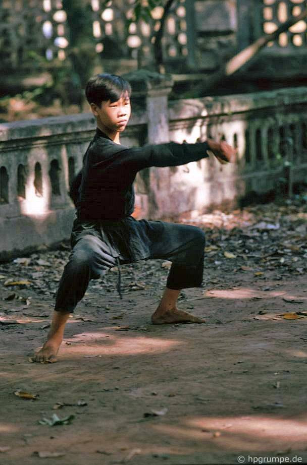 Đền Quán Thánh Hà Nội năm 1993 qua loạt ảnh cực hiếm - Hình 11 Den Quan Thanh Ha Noi nam 1993 qua loat anh cuc hiem-Hinh-11