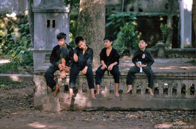 Đền Quán Thánh Hà Nội năm 1993 qua loạt ảnh cực hiếm - Hình 9 Den Quan Thanh Ha Noi nam 1993 qua loat anh cuc hiem-Hinh-9
