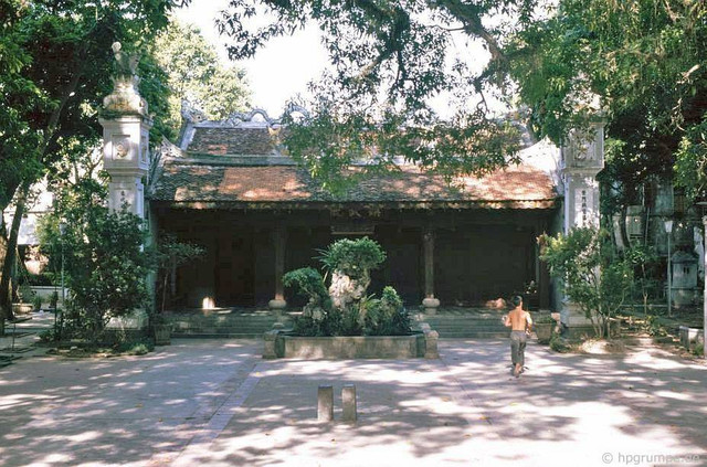 Đền Quán Thánh Hà Nội năm 1993 qua loạt ảnh cực hiếm - Hình 3 Den Quan Thanh Ha Noi nam 1993 qua loat anh cuc hiem-Hinh-3