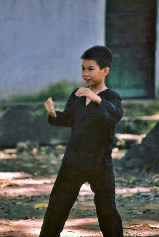 Đền Quán Thánh Hà Nội năm 1993 qua loạt ảnh cực hiếm - Hình 10 Den Quan Thanh Ha Noi nam 1993 qua loat anh cuc hiem-Hinh-10