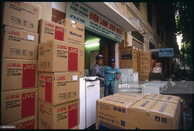 Nhìn lại cuộc sống ở Hà Nội năm 1991 qua ảnh phóng viên Pháp - Hình 3 Nhin lai cuoc song o Ha Noi nam 1991 qua anh phong vien Phap-Hinh-3