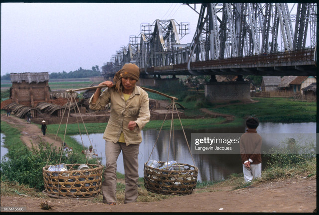 Nhìn lại cuộc sống ở Hà Nội năm 1991 qua ảnh phóng viên Pháp - Hình 5 Nhin lai cuoc song o Ha Noi nam 1991 qua anh phong vien Phap-Hinh-5