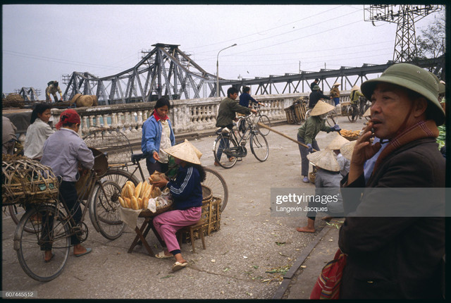Nhìn lại cuộc sống ở Hà Nội năm 1991 qua ảnh phóng viên Pháp - Hình 4 Nhin lai cuoc song o Ha Noi nam 1991 qua anh phong vien Phap-Hinh-4