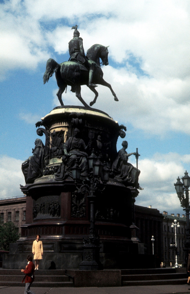 Những địa điểm nổi tiếng ở Leningrad năm 1977 qua loạt ảnh hiếm - Hình 12 Nhung dia diem noi tieng o Leningrad nam 1977 qua loat anh hiem-Hinh-12