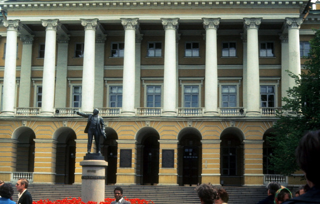 Những địa điểm nổi tiếng ở Leningrad năm 1977 qua loạt ảnh hiếm - Hình 11 Nhung dia diem noi tieng o Leningrad nam 1977 qua loat anh hiem-Hinh-11