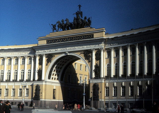 Những địa điểm nổi tiếng ở Leningrad năm 1977 qua loạt ảnh hiếm - Hình 9 Nhung dia diem noi tieng o Leningrad nam 1977 qua loat anh hiem-Hinh-9