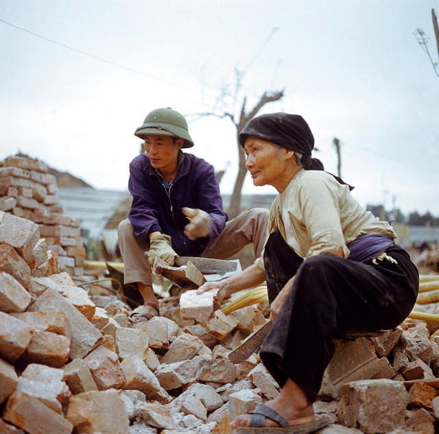 Nhìn lại cuộc tái thiết Hà Nội năm 1973 qua loạt ảnh hiếm - Hình 7 Nhin lai cuoc tai thiet Ha Noi nam 1973 qua loat anh hiem-Hinh-7