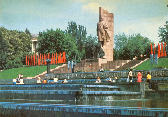 Loat anh trang le ve thanh pho Kiev nhung nam 1980 qua buu thiep Lien Xo-Hinh-3