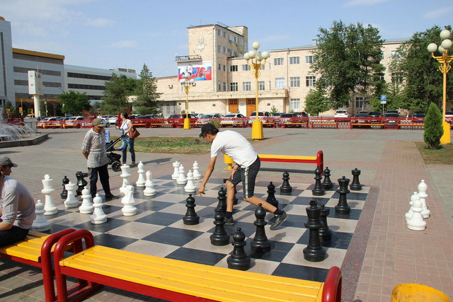 "Thỏi nam châm" Kalmykia có gì đặc biệt mà thu rất nhiều người ghé thăm? - Hình 11 Cựu Tổng thống Kalmykia đã dành phần lớn tài sản của mình để quảng bá cờ vua ở trong nước lẫn quốc tế. Từ thời Kirsan Ilyumzhino, cờ vua là môn học bắt buộc trong tất cả các trường tiểu học của Kalmykia, và thủ phủ Elista là nơi tổ chức nhiều giải đấu cờ vua quốc tế. Ảnh: Моя Планета.