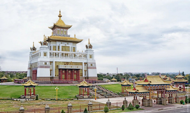 "Thỏi nam châm" Kalmykia có gì đặc biệt mà thu rất nhiều người ghé thăm? - Hình 8 Trên toàn Kalmykia có khoảng 30 chùa và tu viện Phật giáo, được gọi là "khurul" trong tiếng Kalmyk. Địa danh Phật giáo hút khách bậc nhất của Kalmykia là chùa Vàng ở thủ phủ Elista. Đây là khurul lớn nhất nước cộng hòa, được khánh thành năm 2005. Ảnh: Инвестиционный портал Ростовской области.