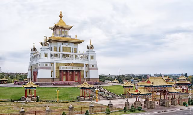 Trên toàn Kalmykia có khoảng 30 chùa và tu viện Phật giáo, được gọi là "khurul" trong tiếng Kalmyk. Địa danh Phật giáo hút khách bậc nhất của Kalmykia là chùa Vàng ở thủ phủ Elista. Đây là khurul lớn nhất nước cộng hòa, được khánh thành năm 2005. Ảnh: Инвестиционный портал Ростовской области.