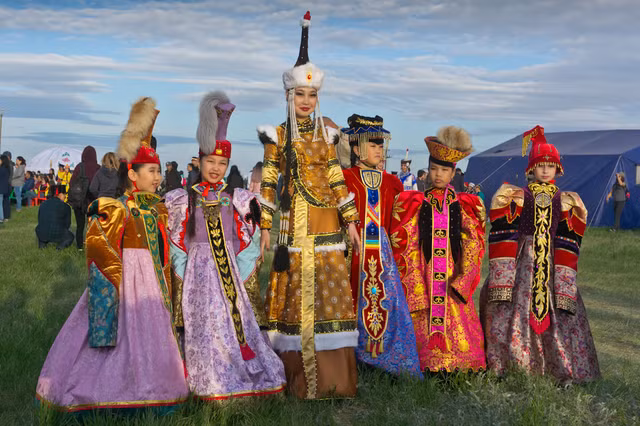 Theo các nhà sử học, tổ tiên của người Kalmyk là tộc người người Oirat đã di cư từ thảo nguyên miền Nam Siberia trên bờ sông Irtysh đến vùng Hạ Volga vào đầu thế kỷ 17, có lẽ là để tìm kiếm những đồng cỏ phong phú cho đàn gia súc của họ. Ảnh: Parusvlg.ru.