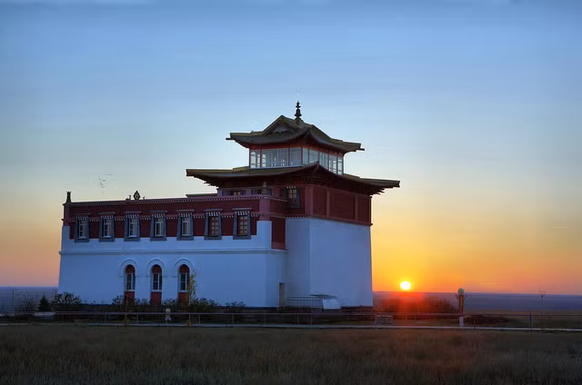 Ngoài ra không thể không kể đến Syakyusn-Syume, khurul cổ nhất Kalmykia, nằm ở ngoại ô phía Bắc Elista. Nhìn chung, kiến trúc chùa chiền ở Kalmykia chịu ảnh hưởng của Phật giáo Tây Tạng, đồng thời cũng thể hiện bản sắc văn hóa riêng của người Kalmyk. Ảnh: ФотоКто.