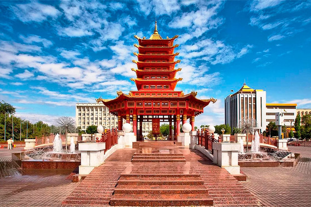 "Thỏi nam châm" Kalmykia có gì đặc biệt mà thu rất nhiều người ghé thăm? Nga không chỉ là quốc gia rộng lớn nhất thế giới mà còn là một trong những vùng đất "kỳ lạ" nhất. Điều này thể hiện phần nào qua sự hiện diện của Cộng hòa Kalmykia, một quốc gia Phật giáo giữa lòng nước Nga. Ảnh: Ulovanet.ru