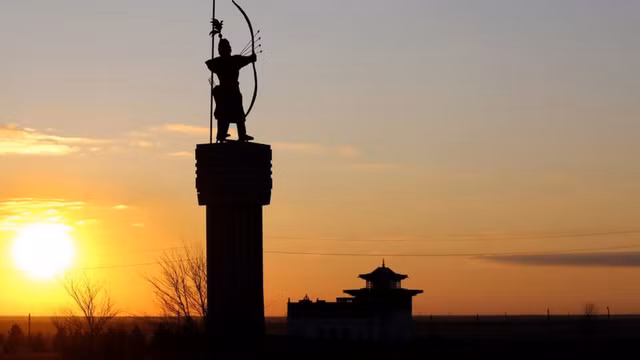 Trong vòng 25 năm định cư ở vùng Hạ Volga, người Kalmyk trở thành thần dân của Sa hoàng Nga. Họ có quyền tự trị cao với một nhà nước theo hiểu Hãn quốc được điều hành bằng Iki Tsaadzhin Bichig - Bộ luật vĩ đại của người du mục. Ảnh: TASS.